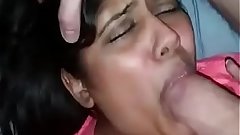 Indian girls gives blowjob and squirts at the same time